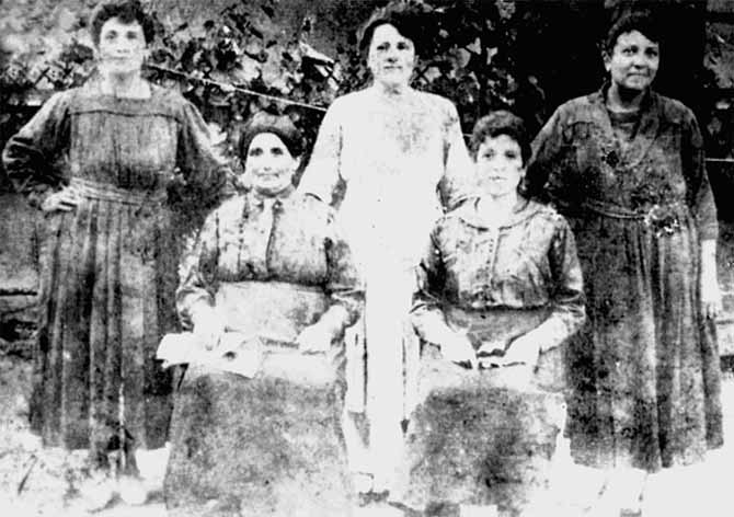יושבות: מימין - אמא של שרה - גיטל (טובה); משמאל - הסבתא    עומדות: שלוש האחיות של אמה של שרה
