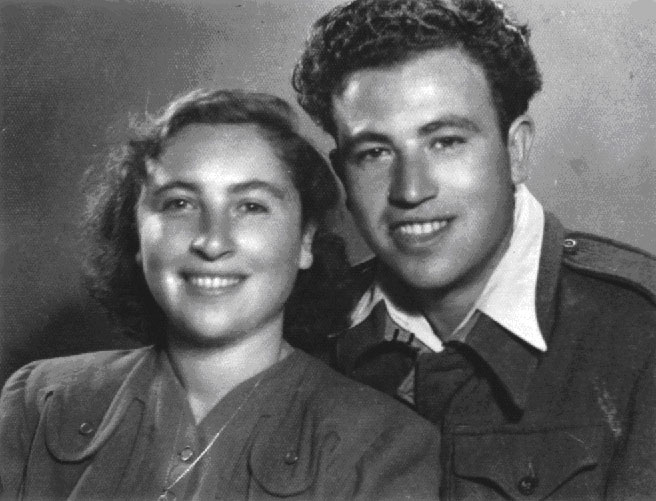 שרה עם אחיה יהודה, כמה חודשים לאחר העליה לארץ (1947)